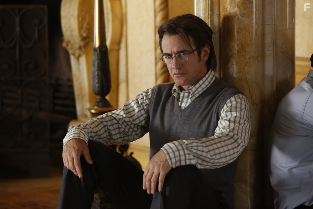 Dermot Mulroney in Кризис (2014)