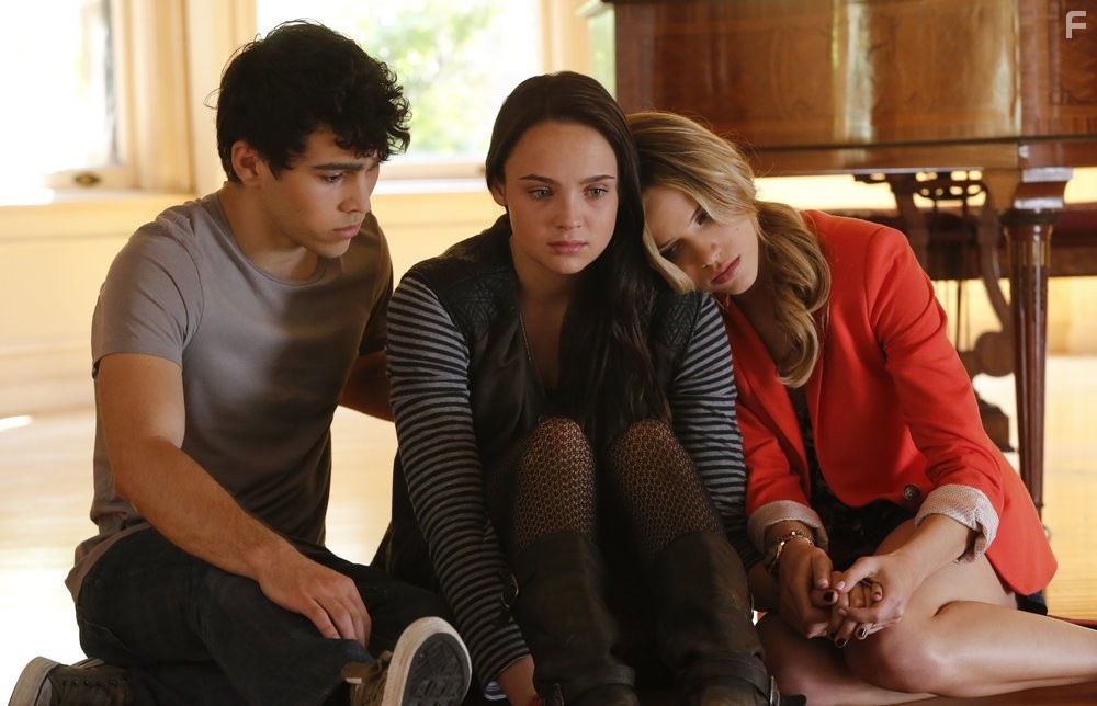 Max Schneider, Halston Sage, and Stevie Lynn Jones in Кризис (2014)