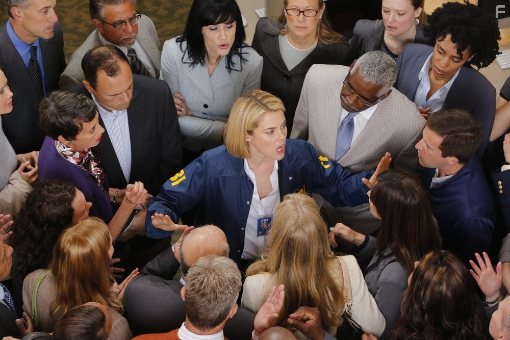 Rachael Taylor in Кризис (2014)