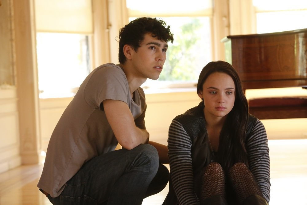 Max Schneider and Stevie Lynn Jones in Кризис (2014)