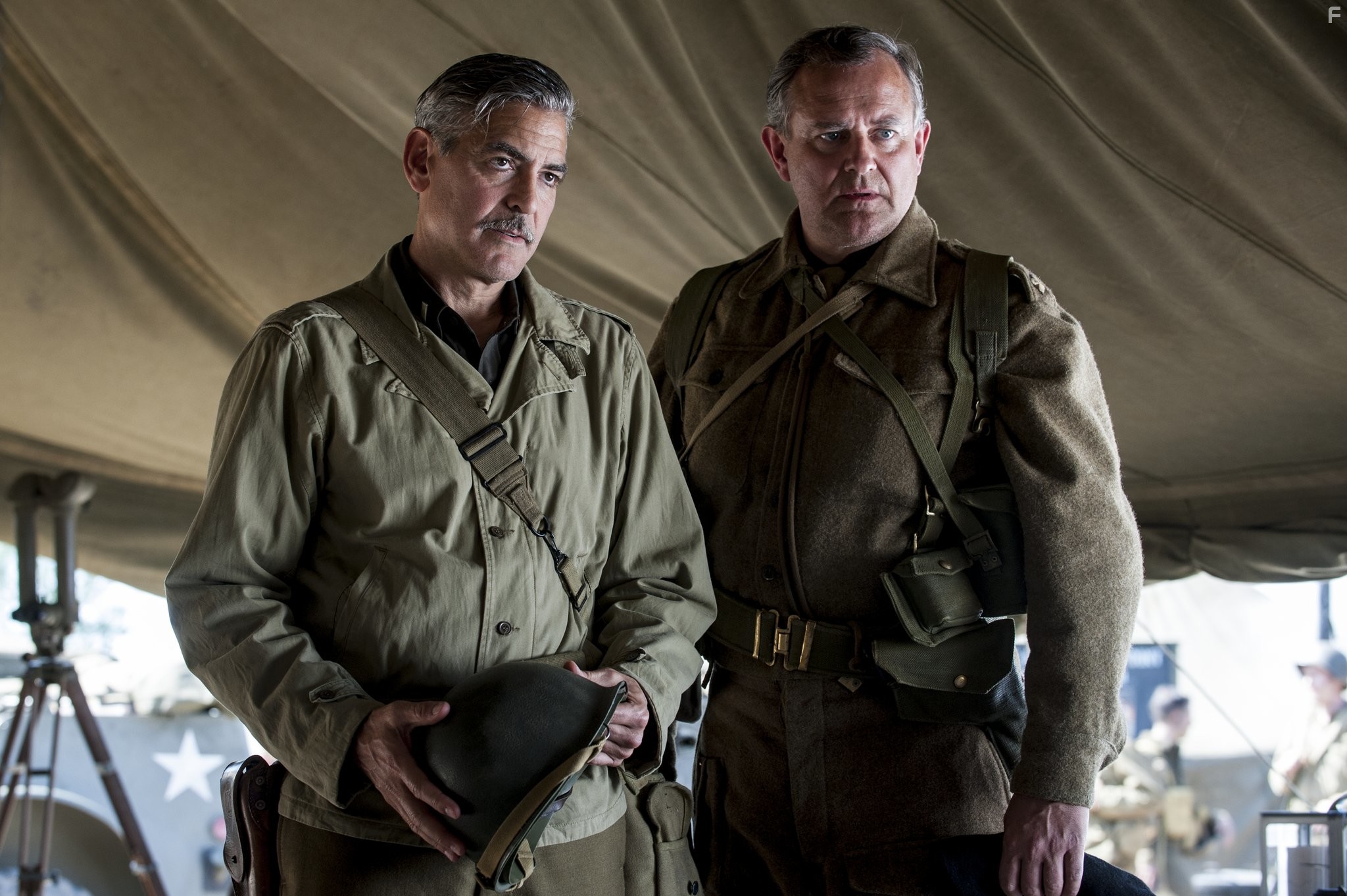 George Clooney and Hugh Bonneville in Охотники за сокровищами (2014)