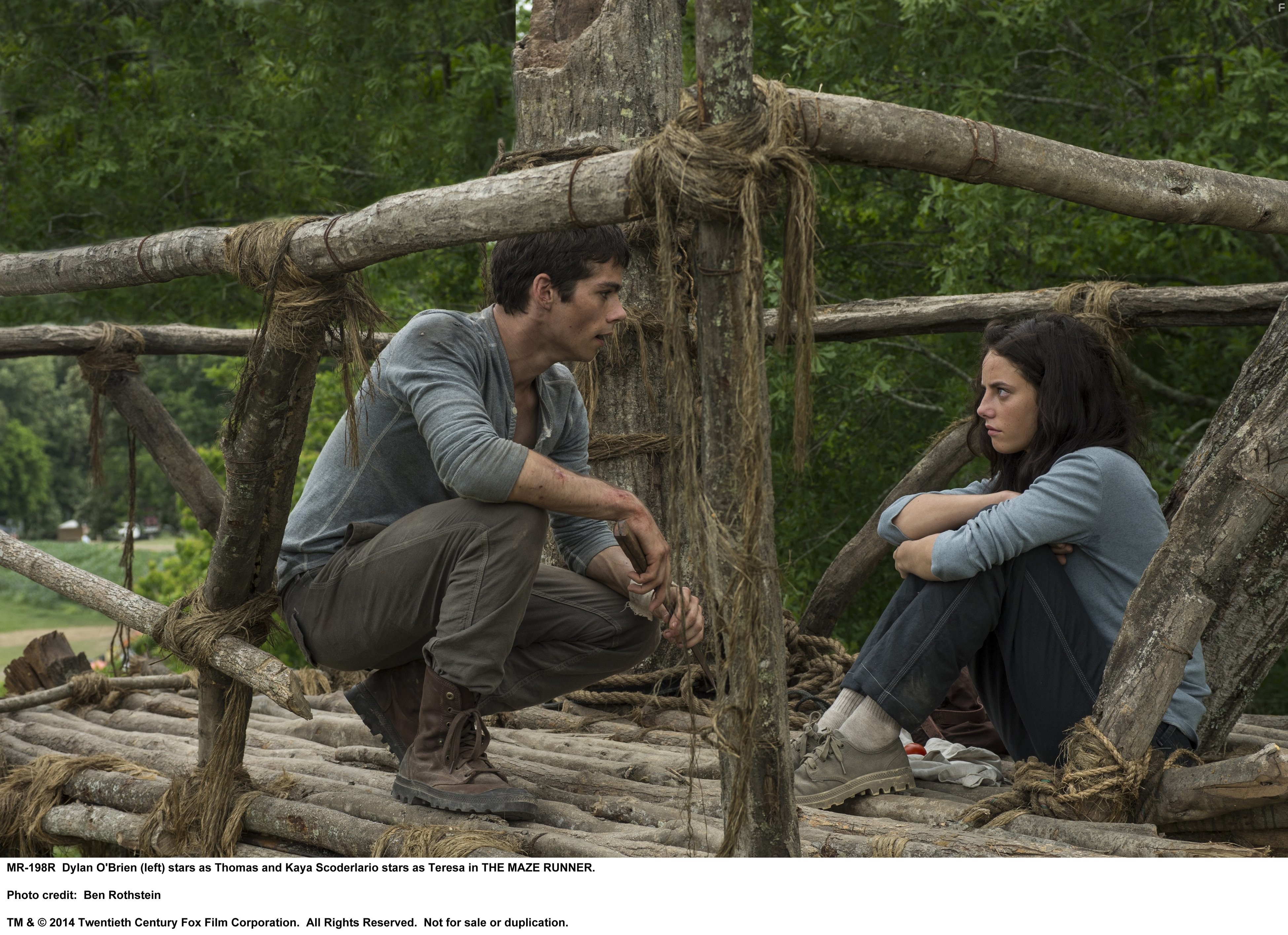Kaya Scodelario and Dylan O'Brien in Бегущий в лабиринте (2014)