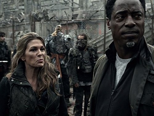 Paige Turco and Isaiah Washington in Сотня (2014)