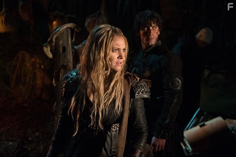 Eliza Taylor and Bob Morley in Сотня (2014)