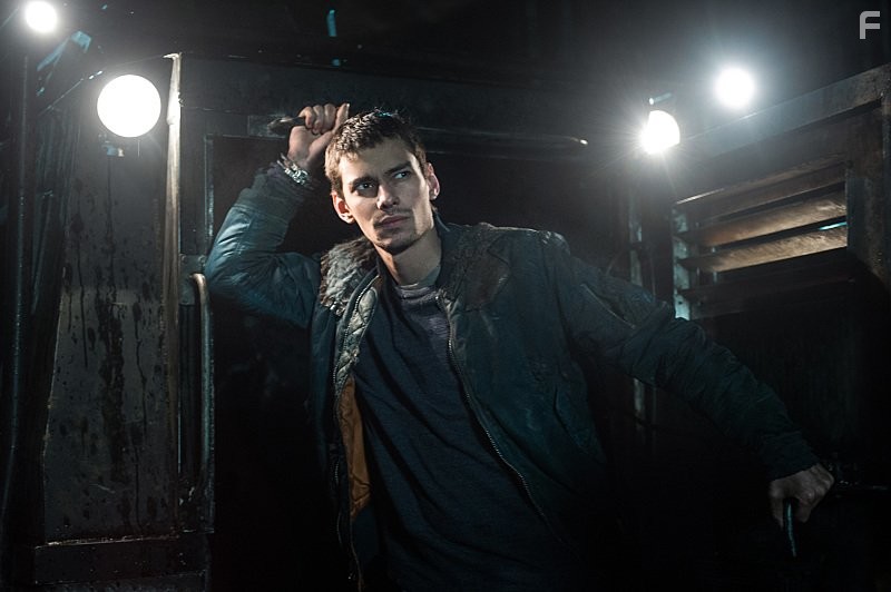 Devon Bostick in Сотня (2014)