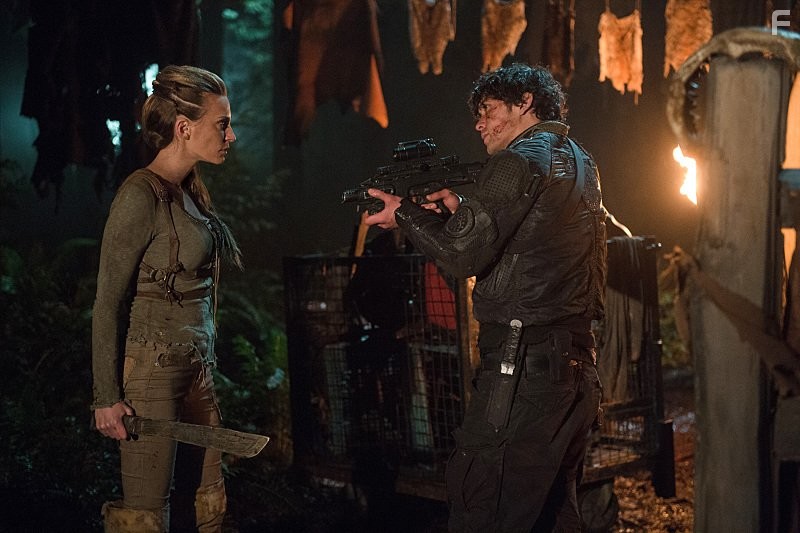 Jessica Harmon and Bob Morley in Сотня (2014)