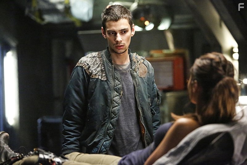 Devon Bostick and Lindsey Morgan in Сотня (2014)