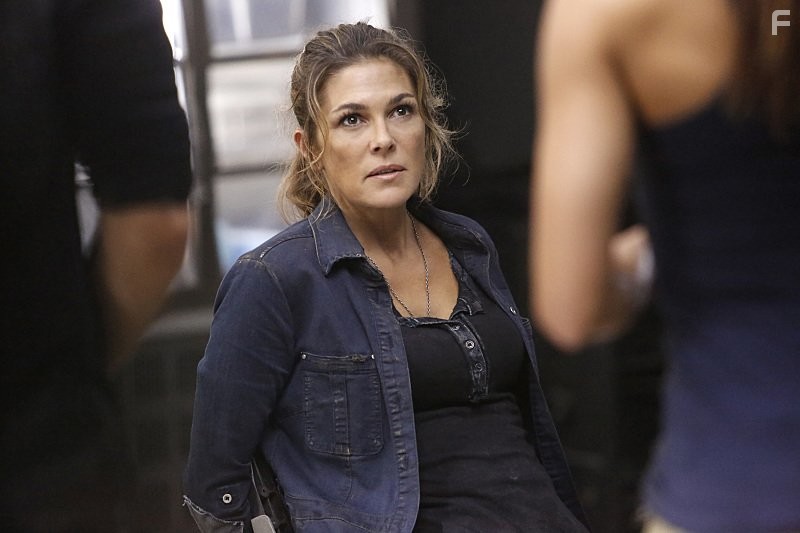 Paige Turco and Lindsey Morgan in Сотня (2014)