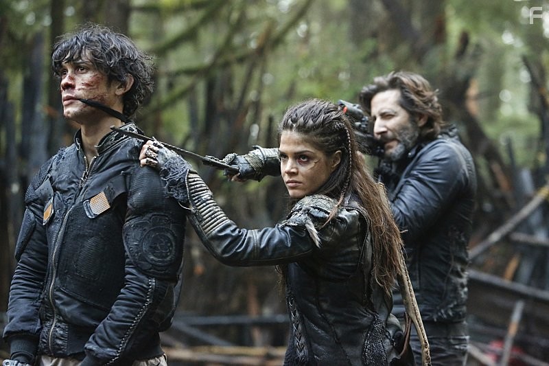 Henry Ian Cusick, Bob Morley, and Marie Avgeropoulos in Сотня (2014)