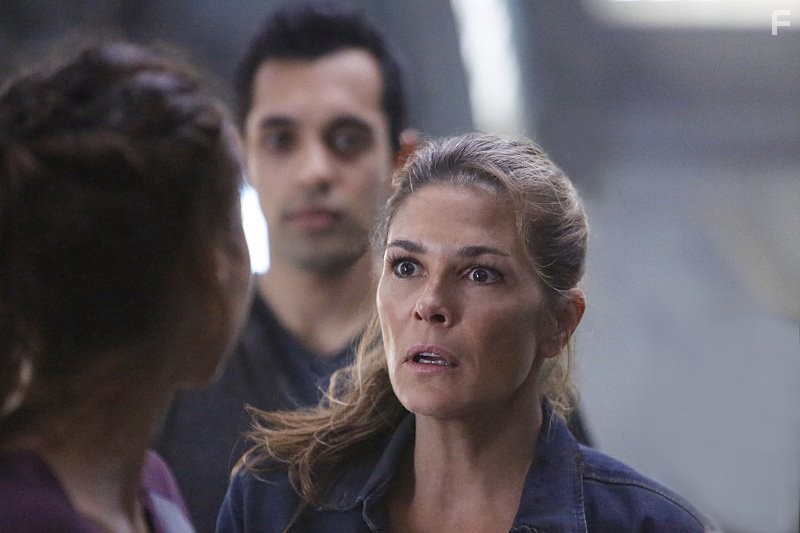 Paige Turco, Sachin Sahel, and Lindsey Morgan in Сотня (2014)