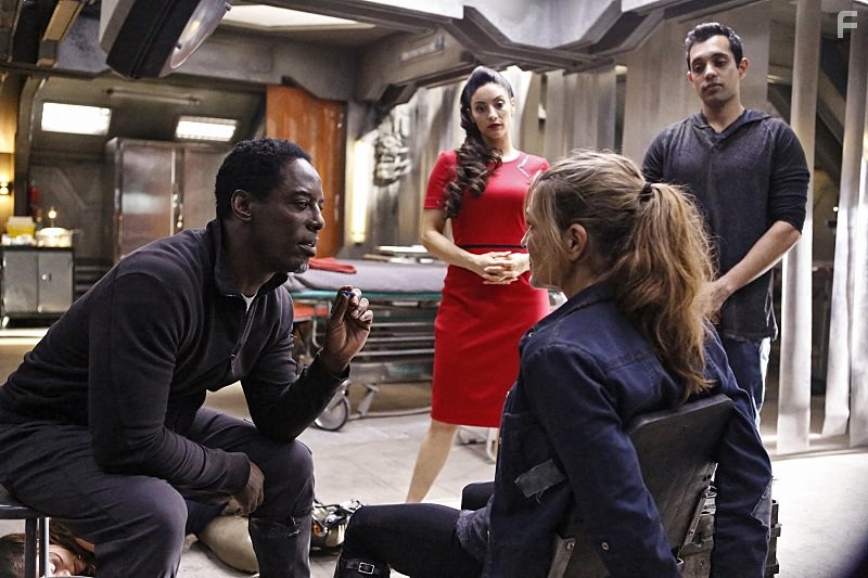 Paige Turco, Isaiah Washington, Erica Cerra, and Sachin Sahel in Сотня (2014)