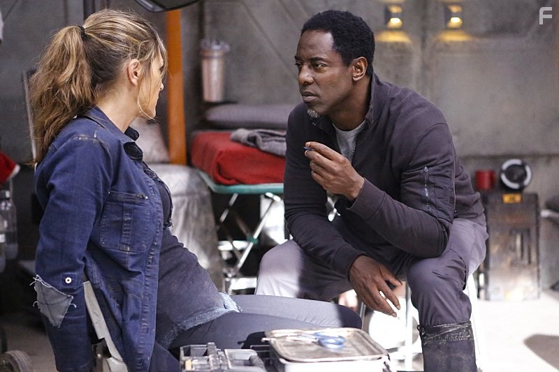 Paige Turco and Isaiah Washington in Сотня (2014)