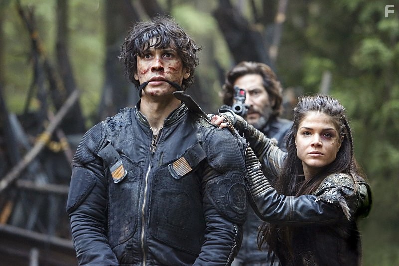 Henry Ian Cusick, Bob Morley, and Marie Avgeropoulos in Сотня (2014)