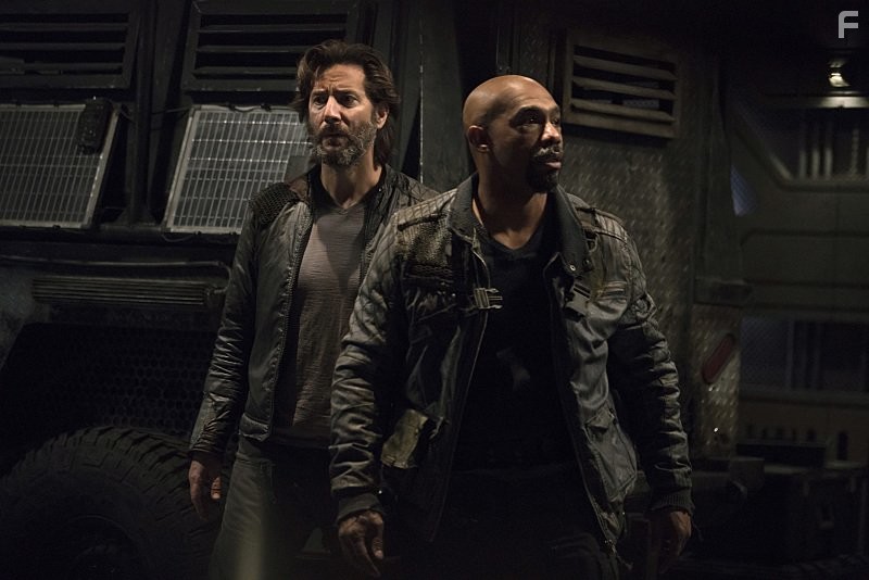 Michael Beach and Henry Ian Cusick in Сотня (2014)