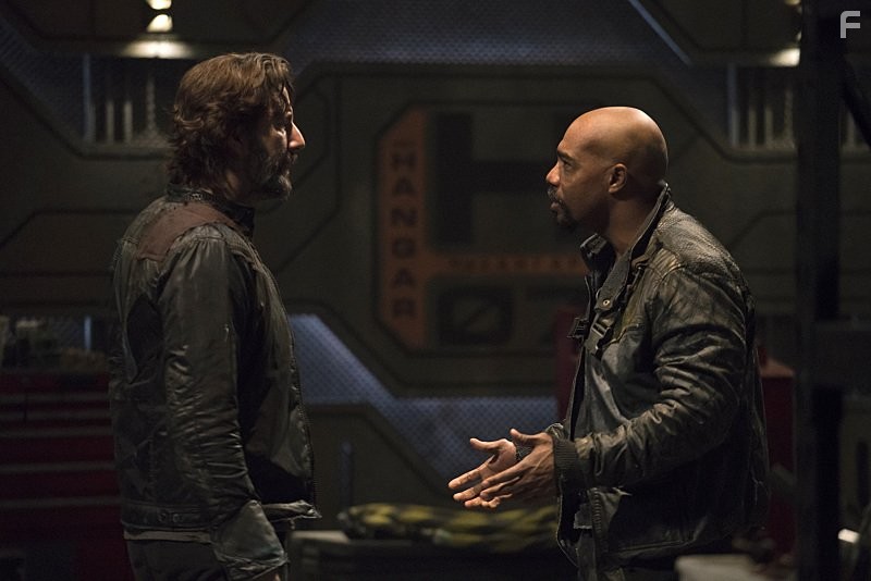 Michael Beach and Henry Ian Cusick in Сотня (2014)