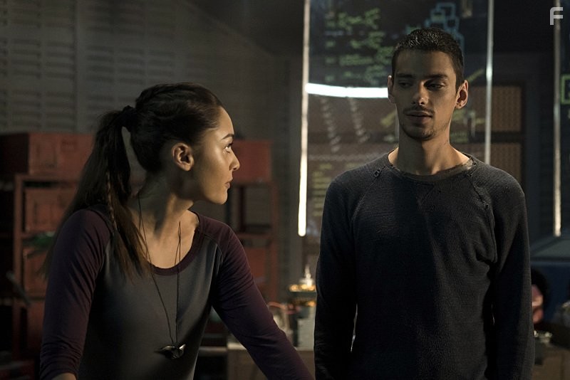 Devon Bostick and Lindsey Morgan in Сотня (2014)