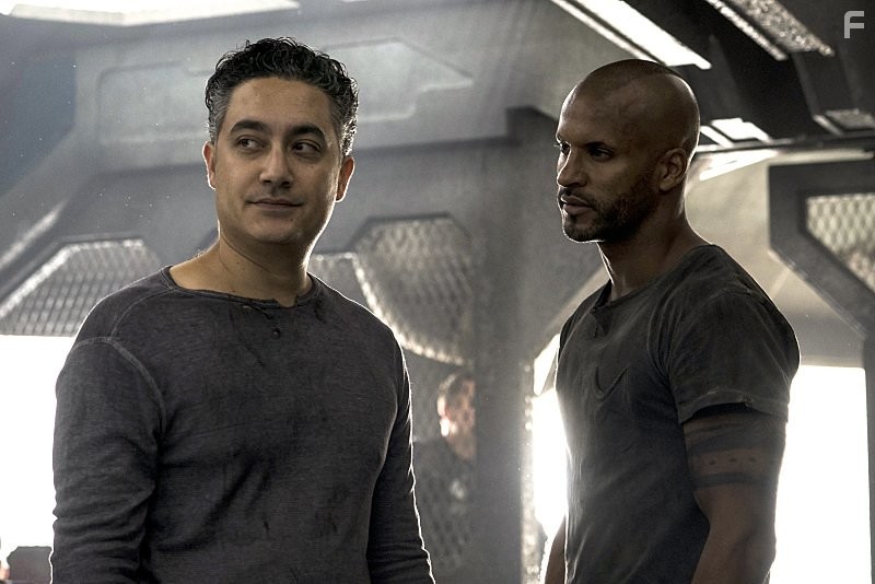 Alessandro Juliani and Ricky Whittle in Сотня (2014)