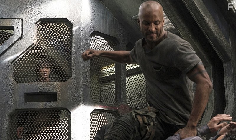 Ricky Whittle and Bob Morley in Сотня (2014)