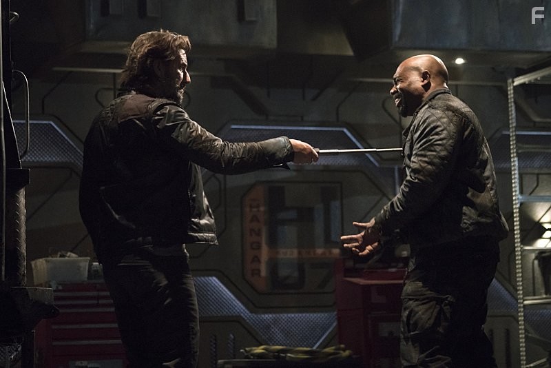 Michael Beach and Henry Ian Cusick in Сотня (2014)