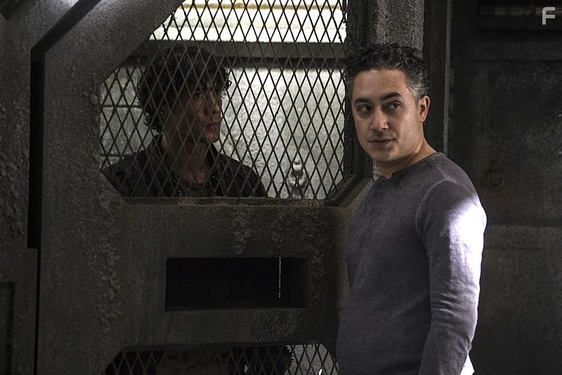 Alessandro Juliani and Bob Morley in Сотня (2014)