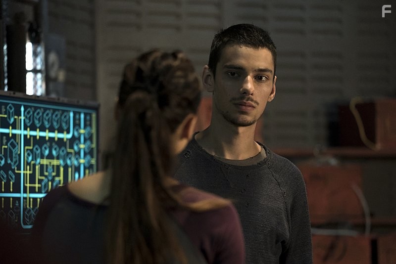 Devon Bostick and Lindsey Morgan in Сотня (2014)