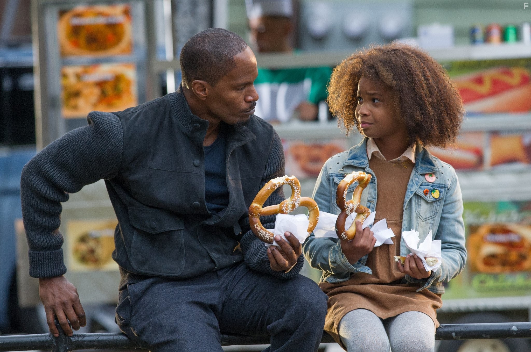 Jamie Foxx and Quvenzhan? Wallis in Энни (2014)