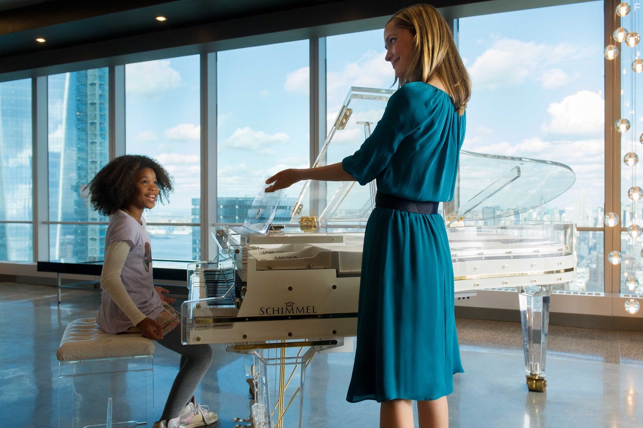 Rose Byrne and Quvenzhan? Wallis in Энни (2014)