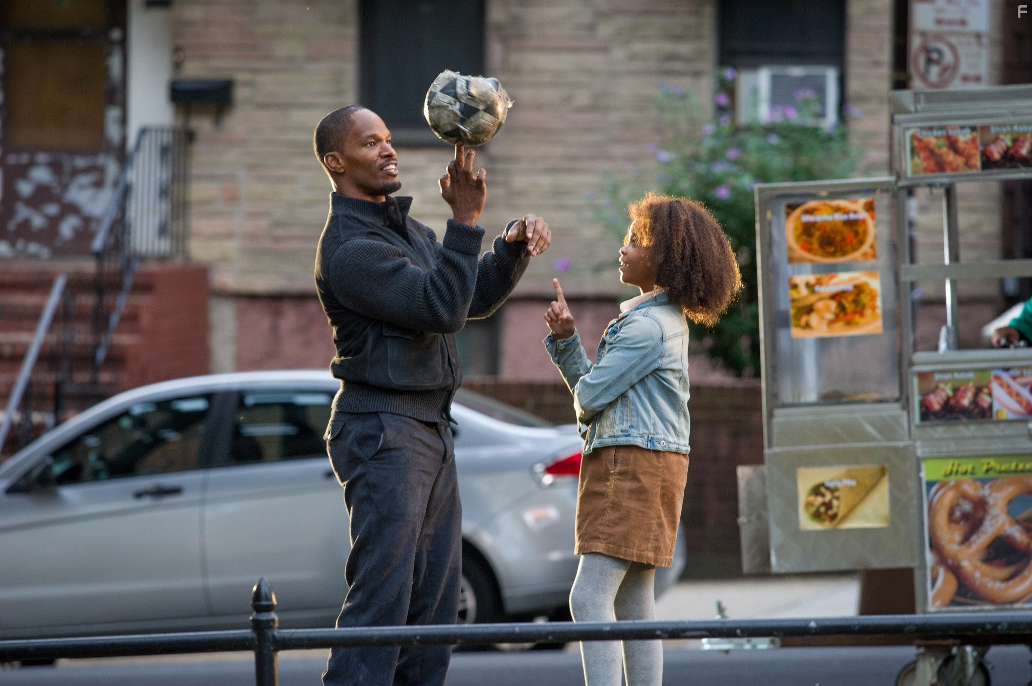 Jamie Foxx and Quvenzhan? Wallis in Энни (2014)