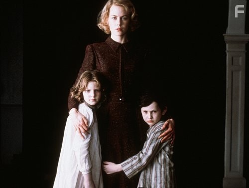 Nicole Kidman, Alakina Mann, and James Bentley in Другие (2001)