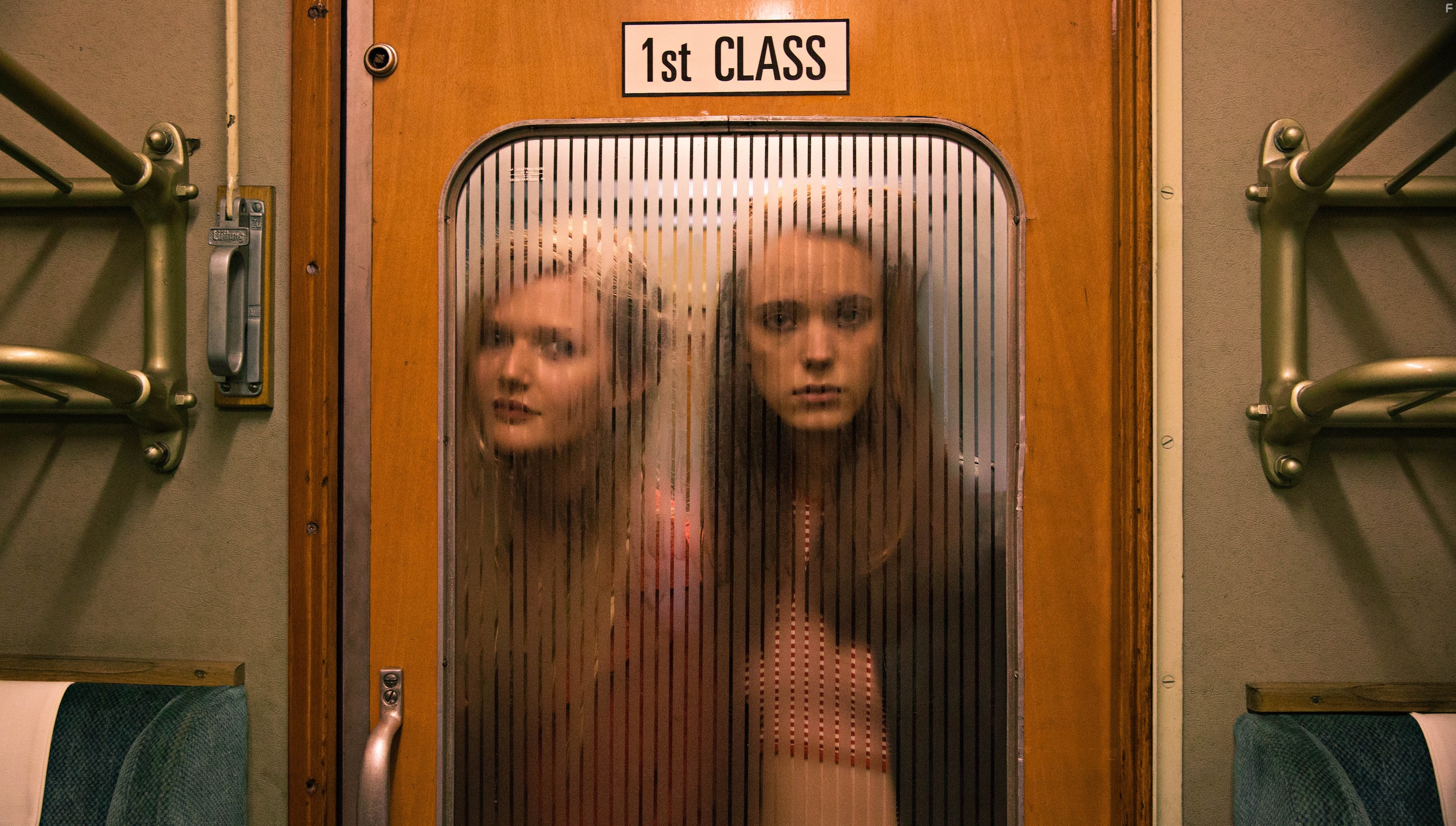 Sophie Kennedy Clark and Stacy Martin in Нимфоманка: Часть 1 (2013)