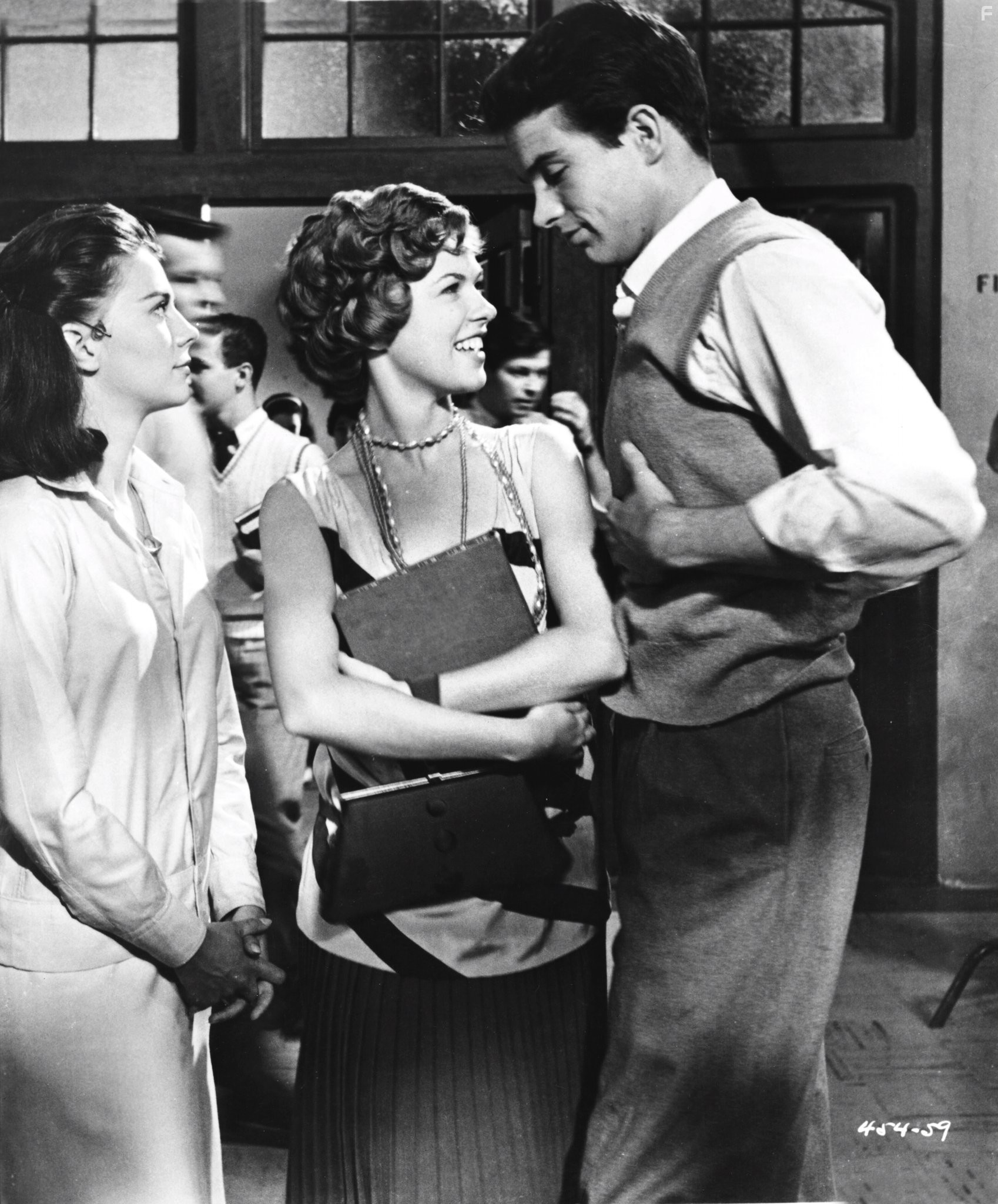 Natalie Wood, Warren Beatty, and Zohra Lampert in Beликолепие в траве (1961)