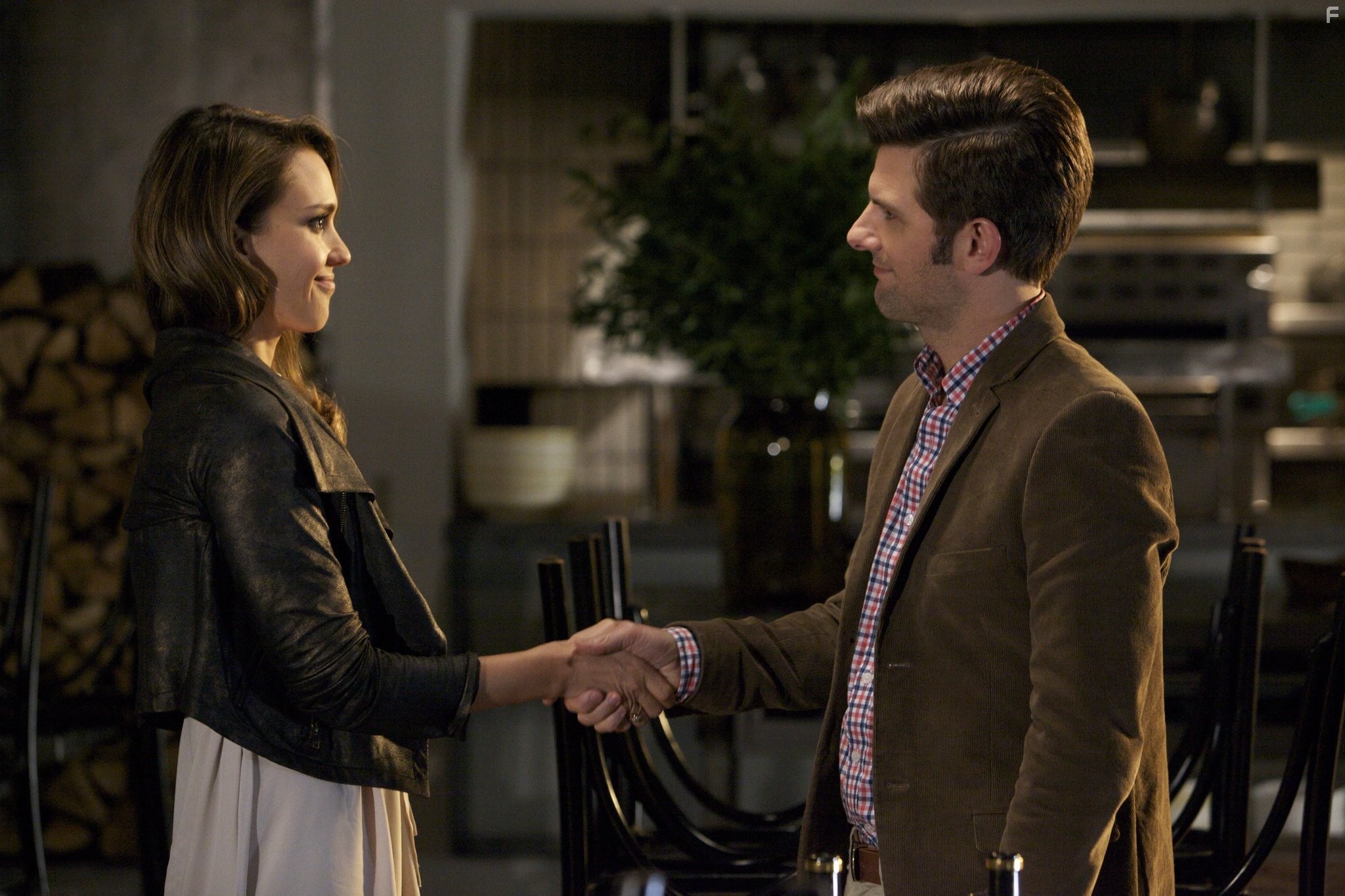 Adam Scott and Jessica Alba in Взрослые дети развода (2013)