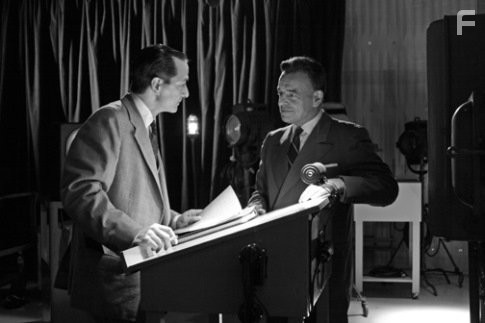 David Strathairn and Ray Wise in Доброй ночи и удачи (2005)