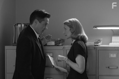 Robert Downey Jr. and Patricia Clarkson in Доброй ночи и удачи (2005)