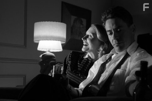 Robert Downey Jr. and Patricia Clarkson in Доброй ночи и удачи (2005)
