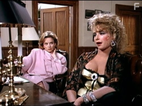 Kari Lizer and Linda Purl in Мэтлок (1986)