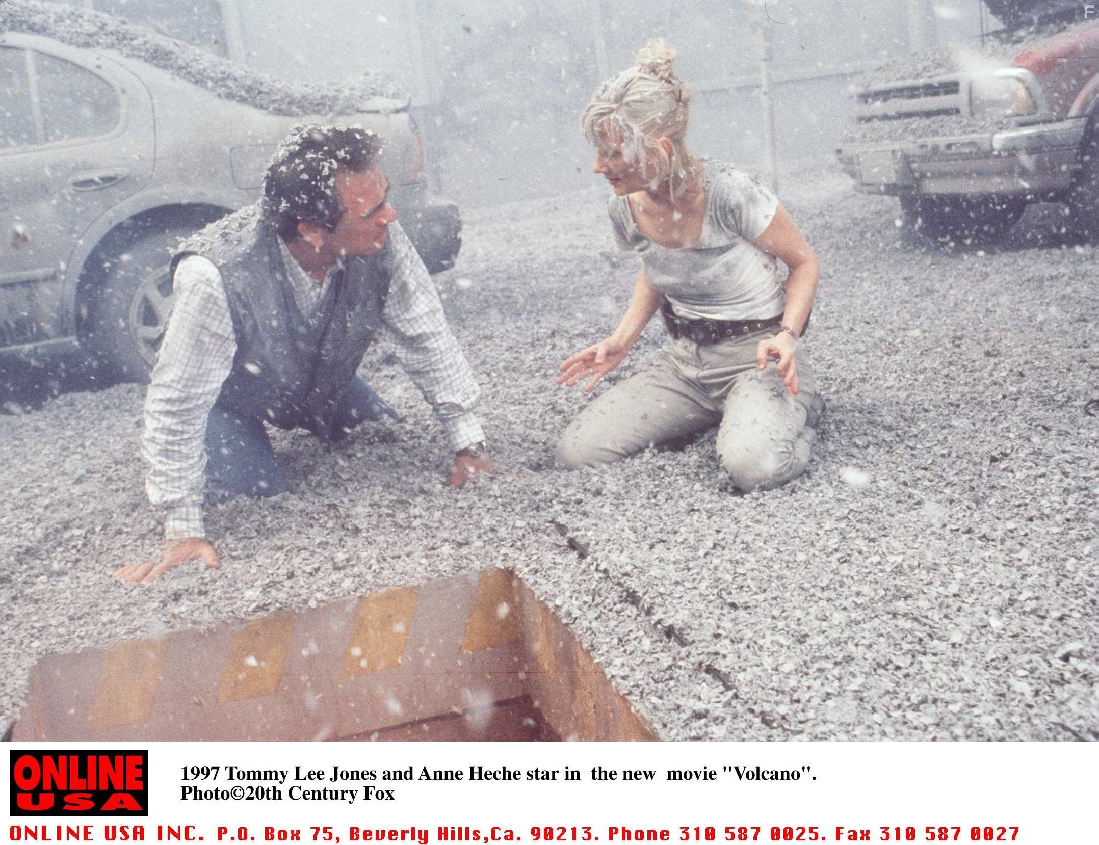 Anne Heche and Tommy Lee Jones in Вулкан (1997)