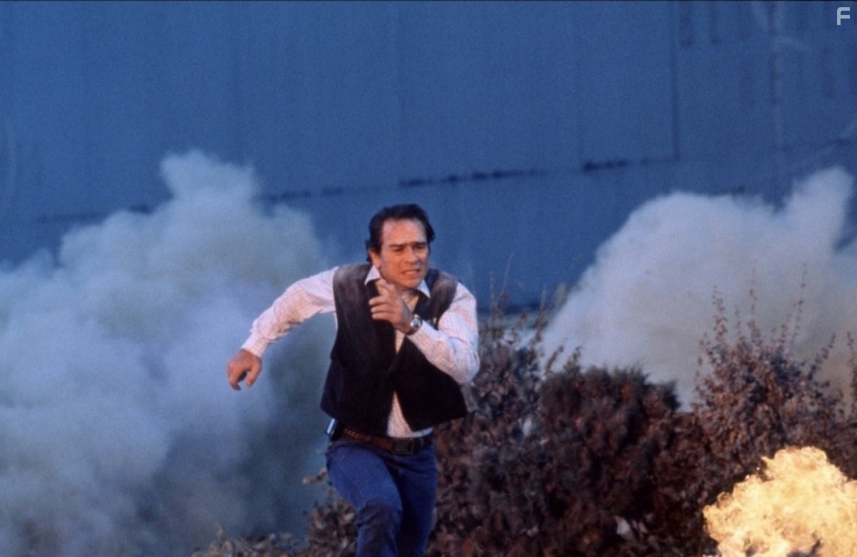 Tommy Lee Jones in Вулкан (1997)