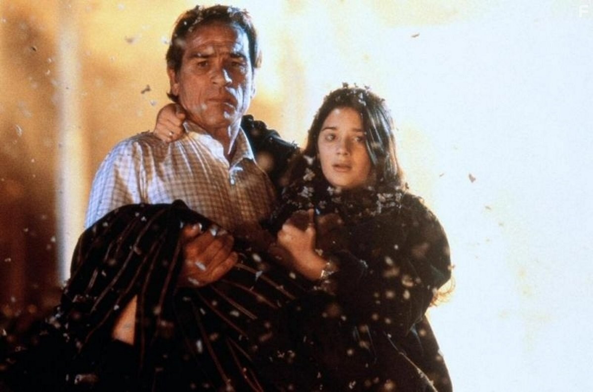 Tommy Lee Jones and Gaby Hoffmann in Вулкан (1997)