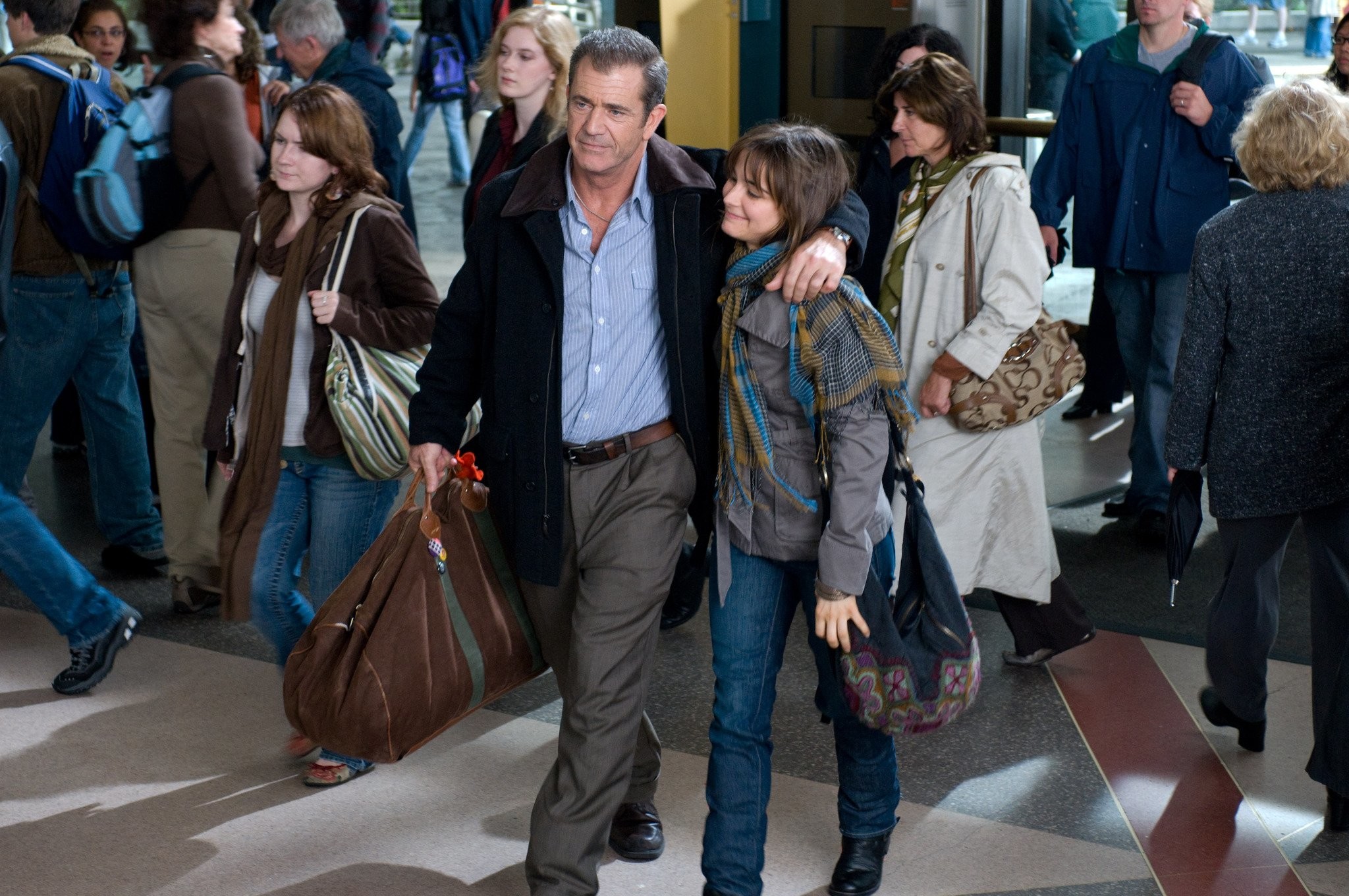Mel Gibson and Bojana Novakovic in Возмездие (2010)