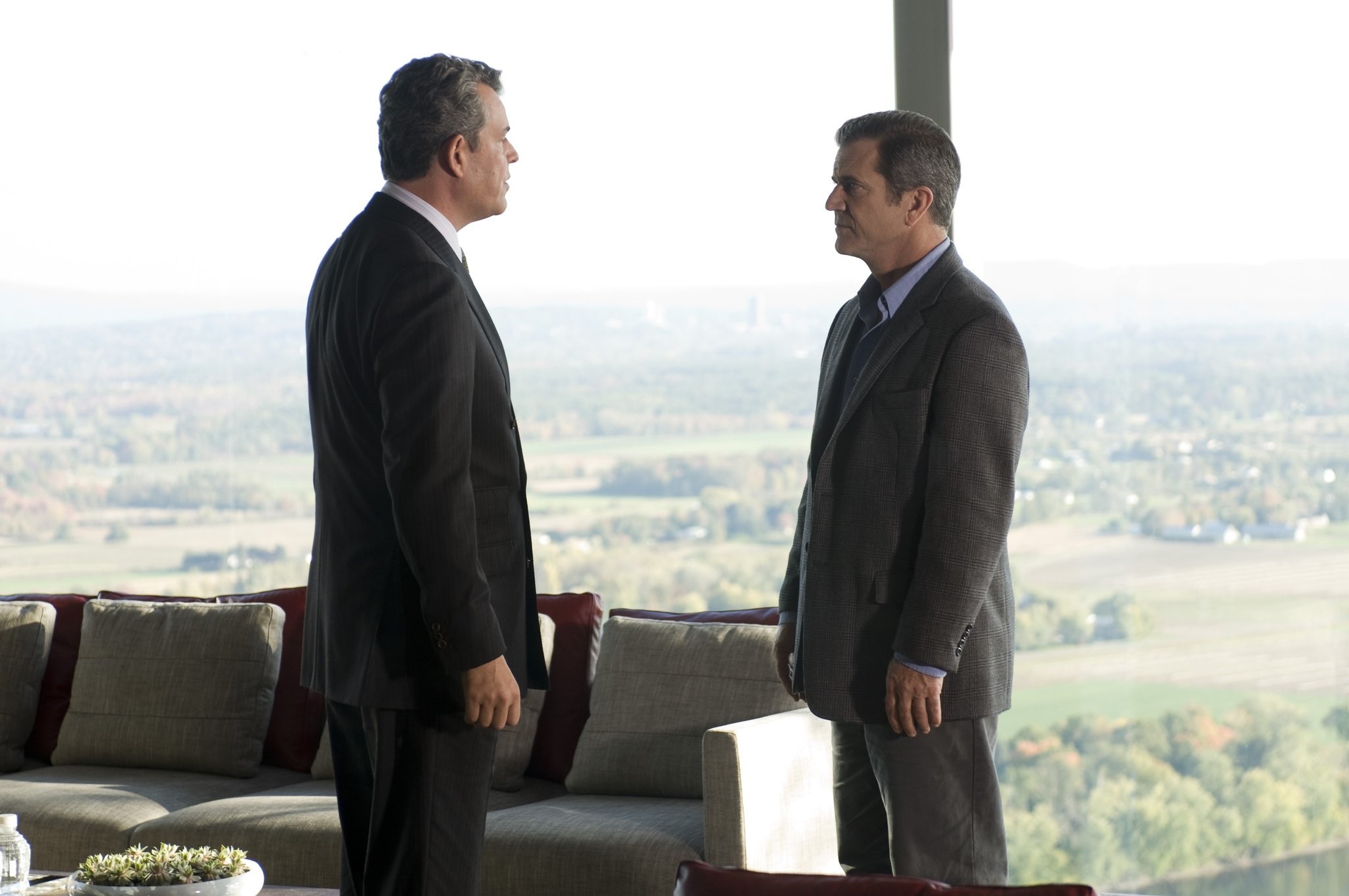 Mel Gibson and Danny Huston in Возмездие (2010)