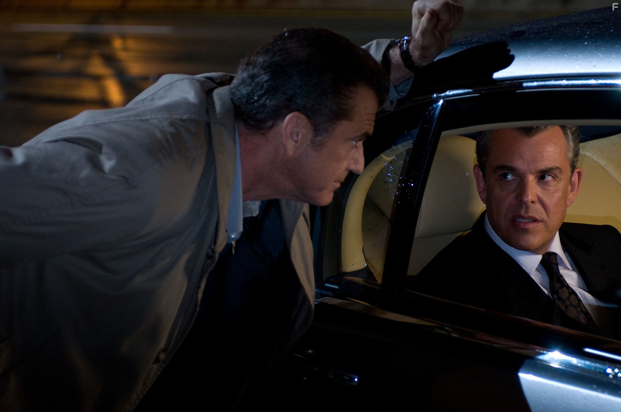 Mel Gibson and Danny Huston in Возмездие (2010)