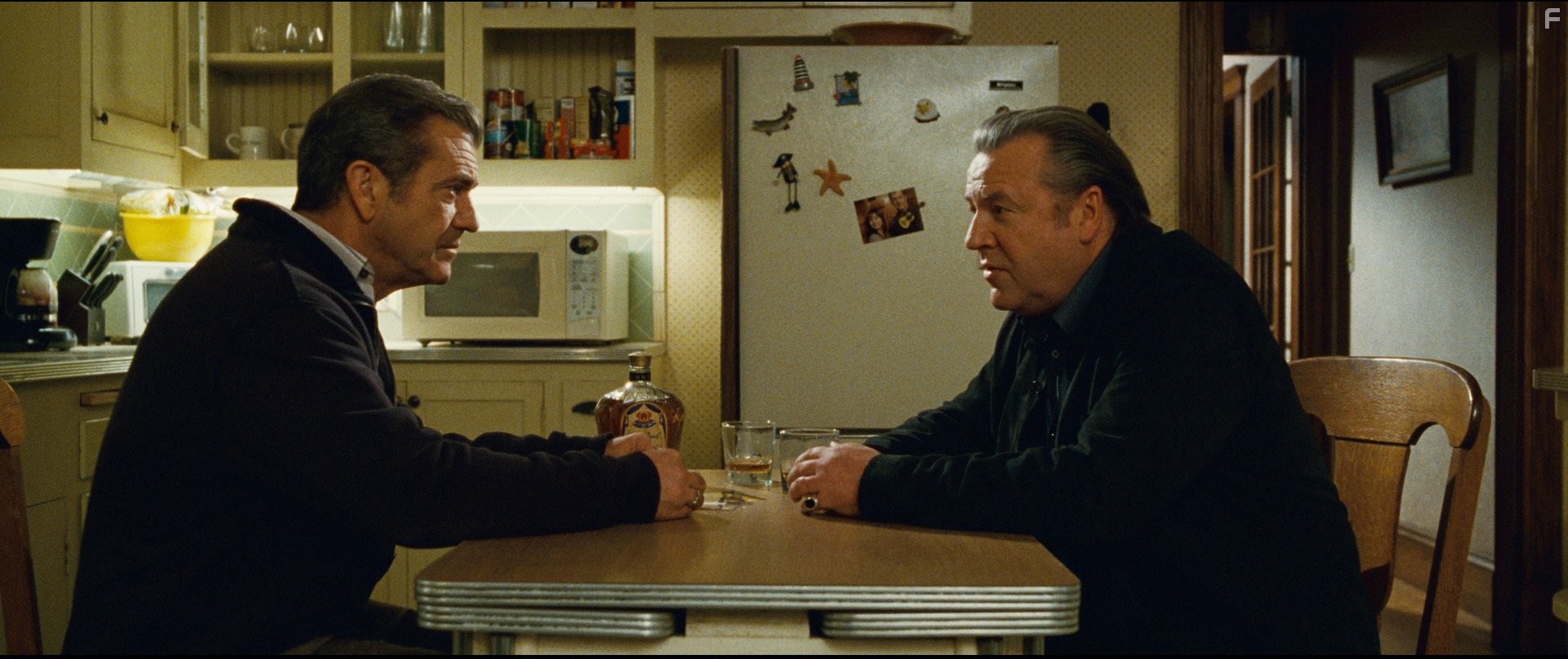 Mel Gibson and Ray Winstone in Возмездие (2010)