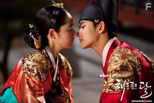 Ga-in Han and Soo-Hyun Kim in Haereul poomeun dal (2012)