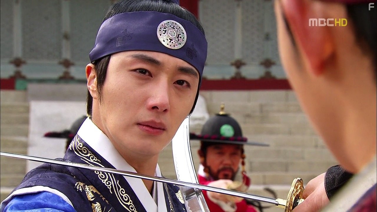 Il-Woo Jung in Haereul poomeun dal (2012)