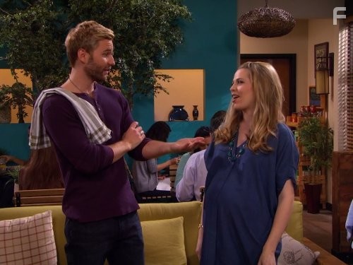 Majandra Delfino and Rick Donald in У друзей жизнь лучше (2014)