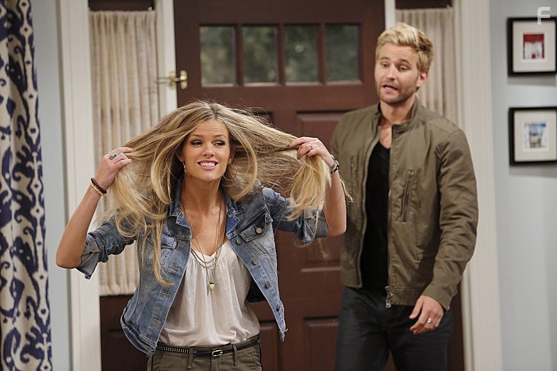 Brooklyn Decker and Rick Donald in У друзей жизнь лучше (2014)