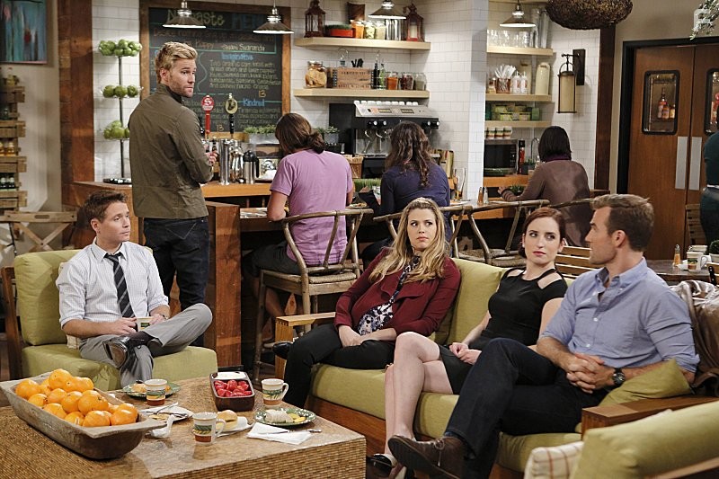 Majandra Delfino, Kevin Connolly, Zoe Lister-Jones, and Rick Donald in У друзей жизнь лучше (2014)