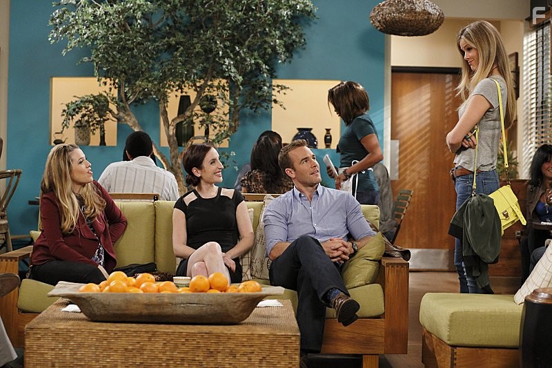 Majandra Delfino and Brooklyn Decker in У друзей жизнь лучше (2014)