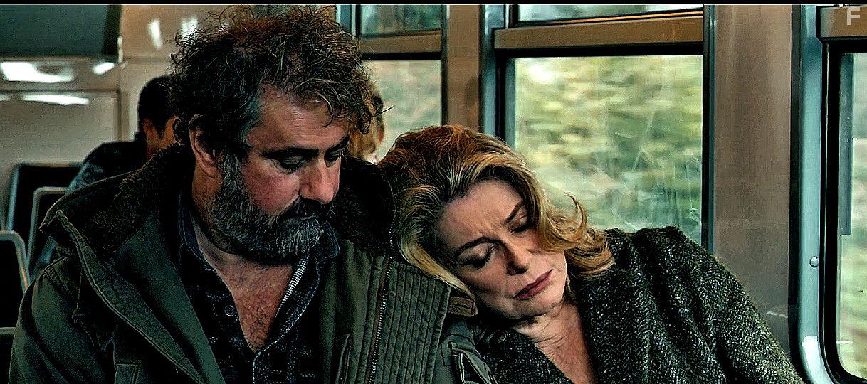 Женщина во дворе #1